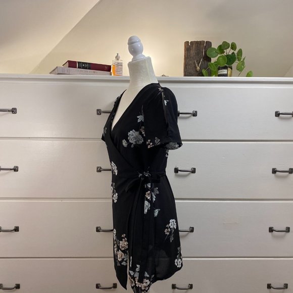 Dynamite Wrap Blouse + Black Floral + Small - Picture 3 of 7
